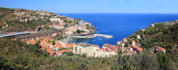 Vue générale de Cerbère sur la Côte Vermeille  en France.