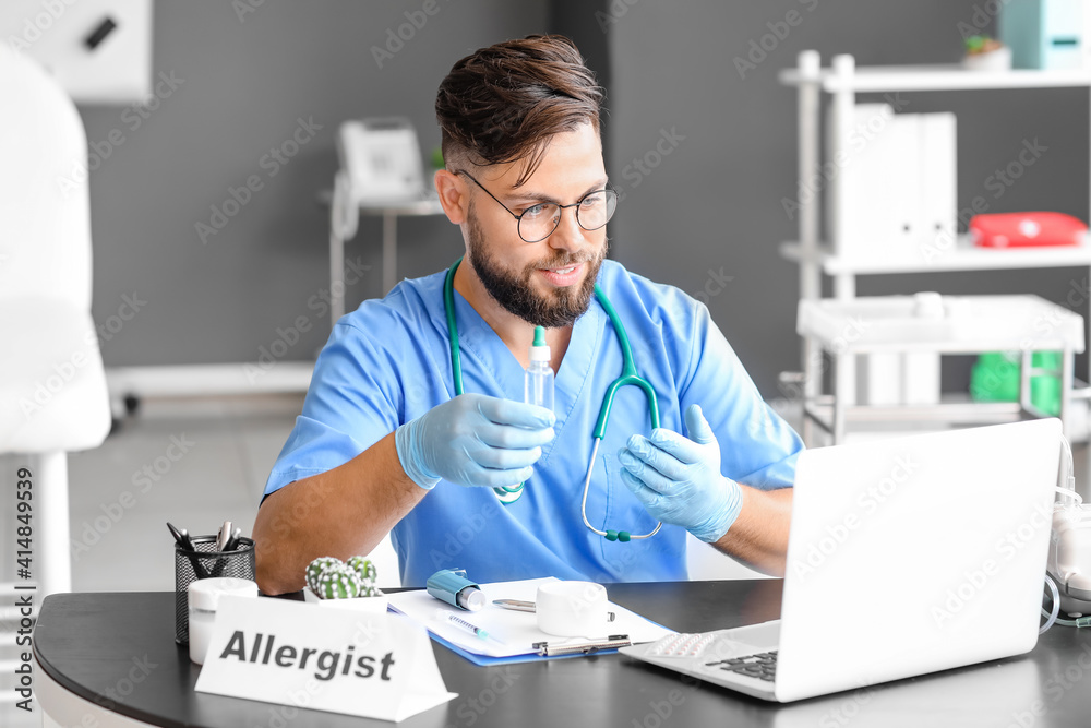Allergist consulting patient online in clinic