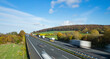 Autobahn in Deutschland mit Verkehr