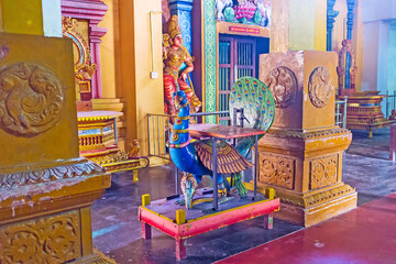 Canvas Print - The Peacock sculpture in Hindu Munneswaram Kovil in Sri Lanka