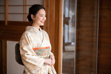 Japanese Women Who Look Good In Beautiful Kimonos That Are Easy To Use As Banner Material For Travel.
