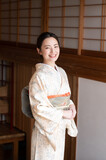 Fototapeta  - A beautiful Japanese woman who looks good in a kimono omotenashi