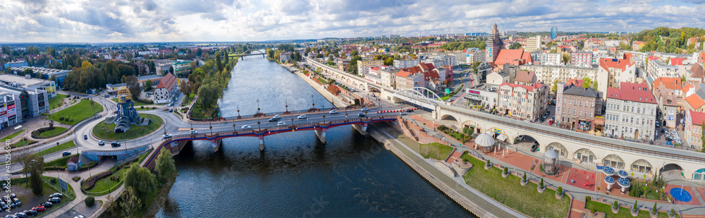 Obraz na płótnie Panoramiczny widok z lotu ptaka na Wieżę Dominanta, Most Staromiejski i Bulwar w centrum miasta Gorzów Wielkopolski	 w salonie