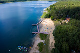 Fototapeta  - Widok z lotu ptaka na główną plażę nad jeziorem Głębokie, spowitą w cieniach chmur i blasku Słońca, lubuskie, Polska