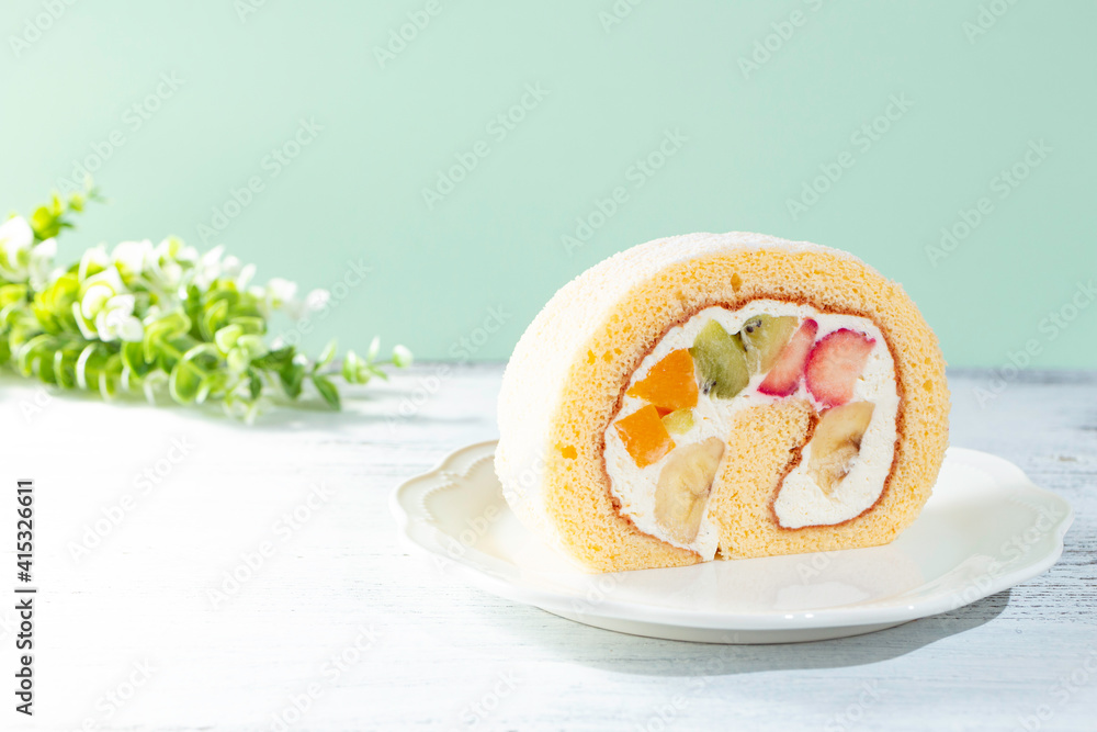 日本で人気のフルーツロールケーキ イチゴ キウイ 桃 バナナ 生クリーム Breakfast Wall Mural Breakfa Mimi Tokyo