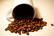 Kaffebohnen mit weißer Tasse.