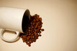Kaffebohnen mit weißer Tasse.
