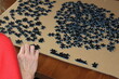 © Karl-Heinz H - Frau beim Zusammensetzen eines Puzzle