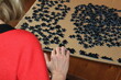 © Karl-Heinz H - Frau beim Zusammensetzen eines Puzzle