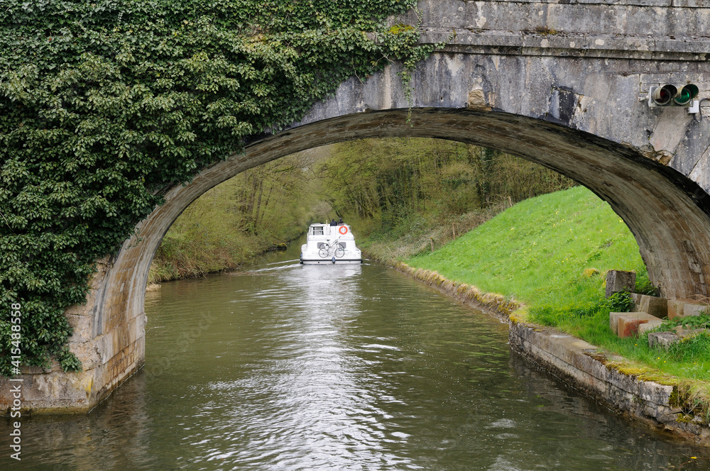 Approaching Pont Port Brule, Port Brûle, La Collancelle, Nievre, Burgundy, France
