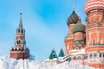 Fototapete - Snow pile near St. Basil's Cathedral and Spasskaya tower, winter in Moscow, Russia.