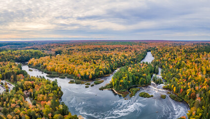 Canvas Print - Autumn colors of Lower Tahquamenon Falls basin in Tahquamenon State Park in the Michigan Upper Peninsula - waterfall