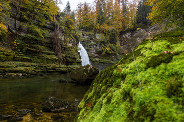 Couleurs d'automne au saut du Doubs, une chute de 27 mètres de hauteur sur le Doubs, à Villers-le-lac, en Franche-Comté, à la frontière entre la France et la Suisse