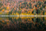 Fototapeta  - Paysage d'automne au barrage du Châtelot, sur le cours du Doubs à la frontière entre la France et la Suisse