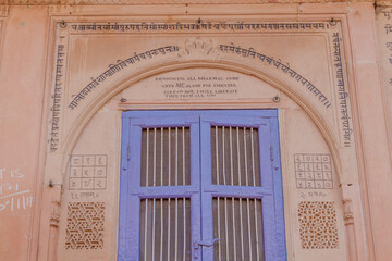 Wall Mural - VRINDAVAN, INDIA - FEBRUARY 18, 2017: Ornate door of a house in Vrindavan, Uttar Pradesh state, India