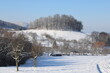 Hügelkuppe im Winter