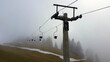 Letzter Einersessellift in Vorarlberg in trüber Nebelstimmung kurz vor seinem Abbruch