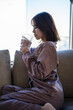 © peach100 - 水を飲む女性