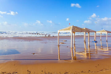 Canvas Print - Beach canopies on the sand