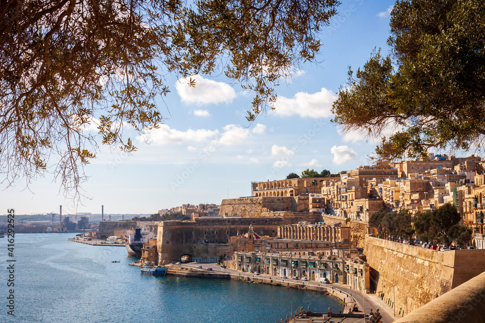 Obraz na płótnie malta - valletta harbour city view on a sunny afternoon w salonie