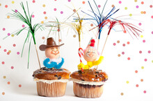 Muffin Gebäck Mit Glitzer Dekor Und Figuren Für Partys,
Karte Für Geburtstag, Karneval, Fasching, Kindergeburtstag, 
Silvester Und Andere Feier
