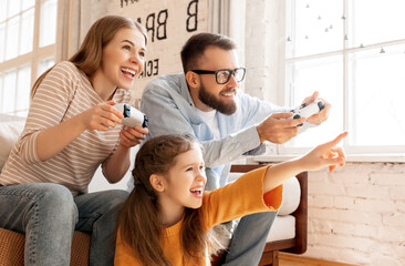 Wall Mural - Girl supporting parents playing videogame