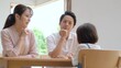 © taka - リビングで話し合いをする親子