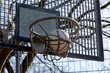 Öffentlicher Basketballkorb mit Basketball im Korb