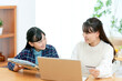 © UTS - ネットショッピングする親子