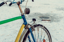 Bicicletă Retro, Vintage, Pentru Pescuitul De Iarnă. Pe Un Lac înghețat Iarna.