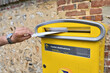 © S. Leitenberger - La Poste. Main qui poste une lettre dans une boite aux lettres