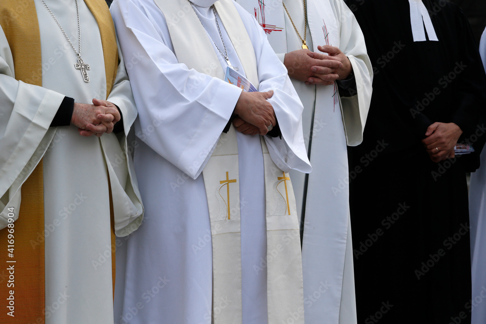 Foto Ecumenical prayer meeting at dawn on Easter sunday in Paris-La ...
