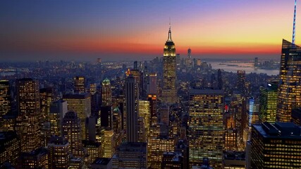 Fototapete - Panoramic view on Manhattan at dusk, New York City.