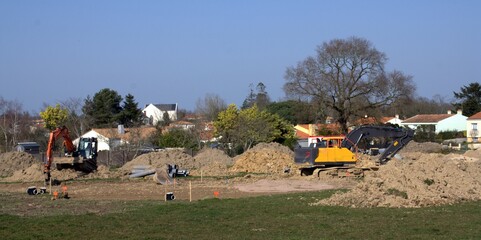 travaux  de terrassement de terrain avec engin pour construction d'un lotissement 