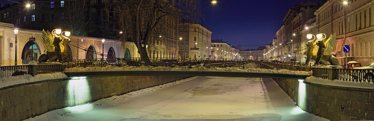 Wall Mural - Night embankment of the Griboyedov Canal and Bank Bridge in St. Petersburg