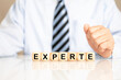 © HNFOTO - Geschäftsmann mit dem Schlagwort EXPERTE