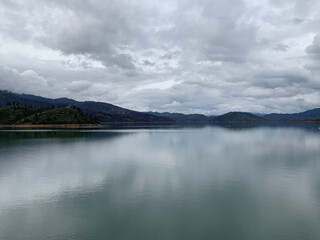 Poster - Beautiful seascape of majestic Shasta Lake in the background of mountains and cloudy sky