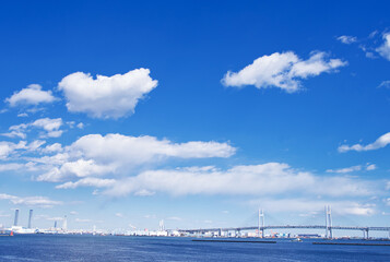 横浜ベイブリッジと海と青空(2)