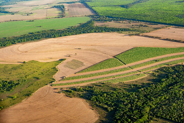 cultivos y llanuras en sobrevuelo en el departamento del Meta _ Colombia, entre Villavicencio y Puerto Gaitán, superficies de cultivos y ganadería de la región 