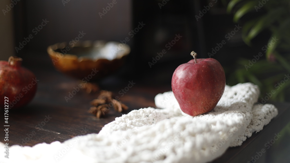 Jabłko czerwone na stole drewnianym brązowym - obrazy, fototapety, plakaty 