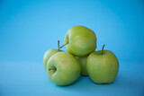 Fototapeta Kuchnia - green apples on blue background