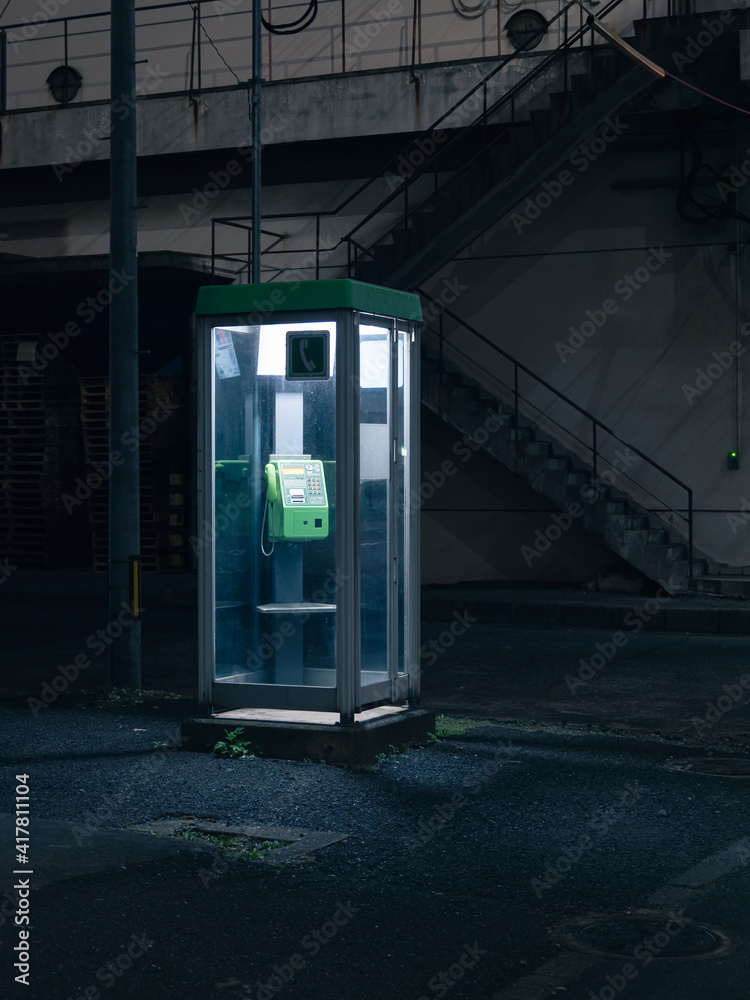 暗い夜の緑の公衆電話ボックス Stock Photo | Adobe Stock