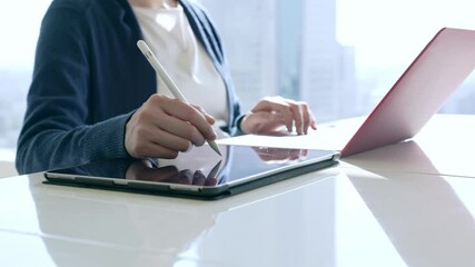 Poster - ノートパソコンとペンタブレットを使う女性　スローモーション　スライダー撮影