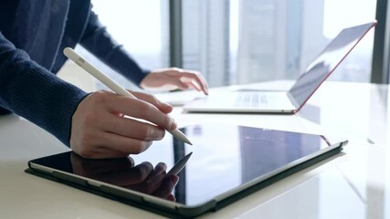 Poster - ノートパソコンとペンタブレットを使う女性　スローモーション　スライダー撮影
