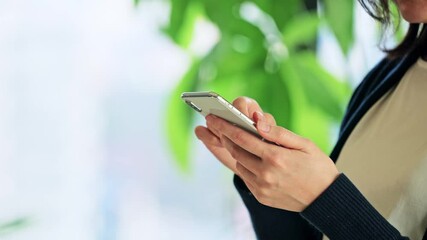 Poster - スマホを使う女性　スローモーション