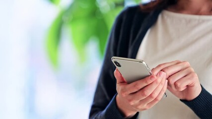 Poster - スマホを使う女性　スローモーション