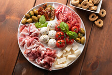 Piatto Di Prosciutto, Mozzarella, Salame, Pecorino E Olive, Antipasto Tipico Italiano 