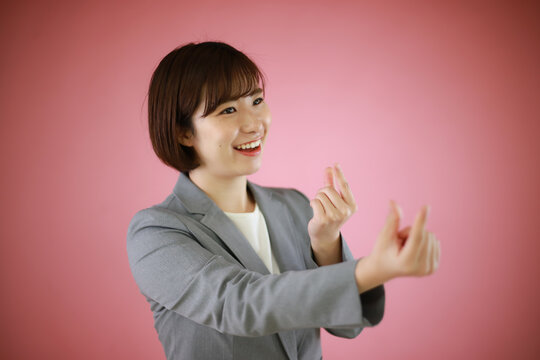 手話を話す女性「同じ」「私も」