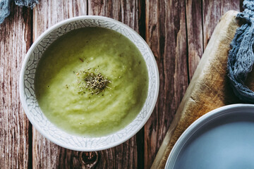 Bol de soupe veloutée de poireaux au basilic sur la table de la cuisine