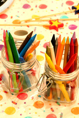 Canvas Print - Vertical closeup shot of colorful crayons in glass jars